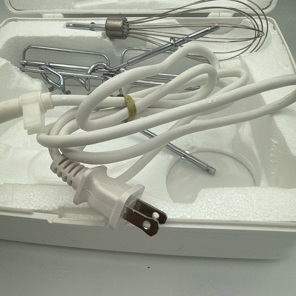 GE 6 Speed Hand Mixer w/ Storage Case 2 Beaters 2 Dough Hooks, 1 Whisk Works - Picture 7 of 13